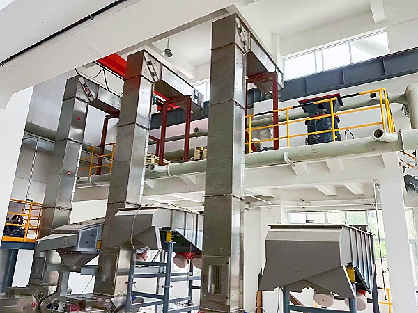 不锈钢z型斗式提升机客户现场